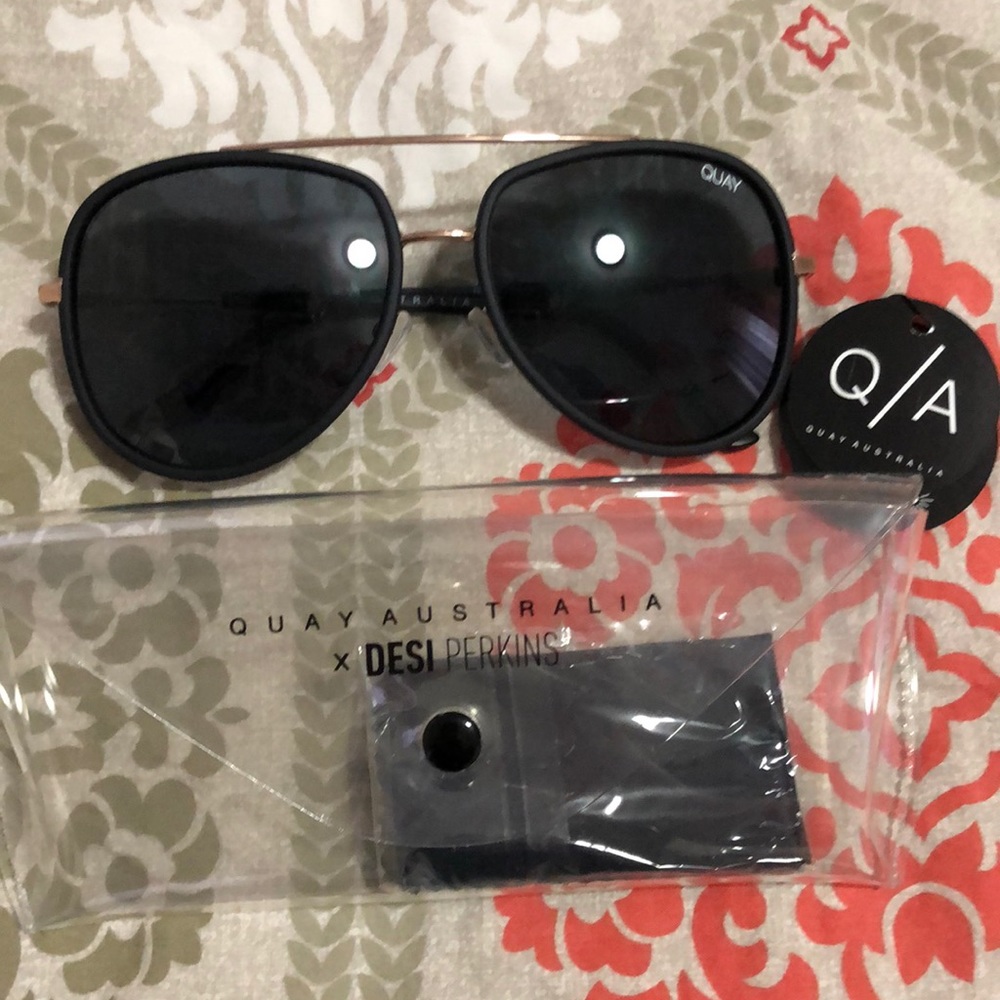 QUAY needing fame Sunglasses